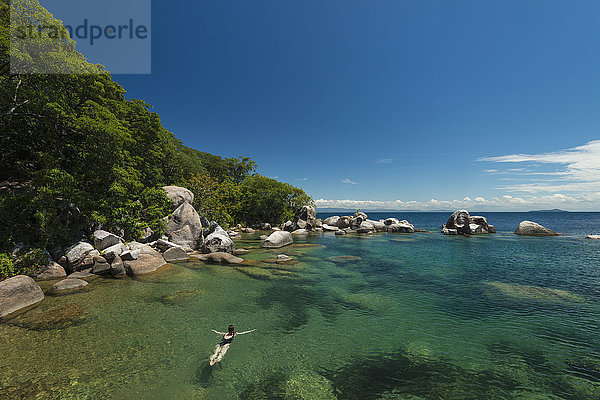 durchsichtig transparent transparente transparentes Wasser Frau Insel umgeben schwimmen Malawi