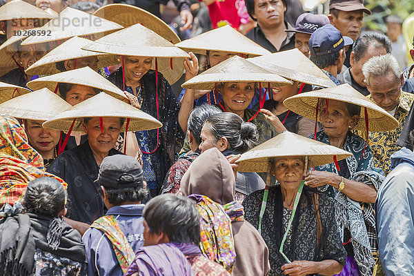 Mensch Menschen Zeremonie Begräbnis sprechen Indonesien Prozession