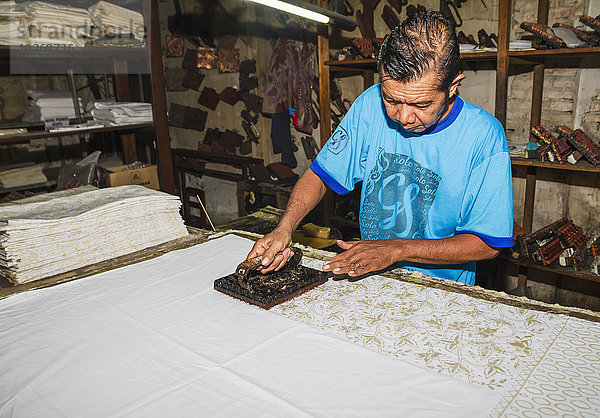 benutzen Wärme eincremen verteilen Produktion Stoff Laden Handwerker Kupfer Indonesien Wachs