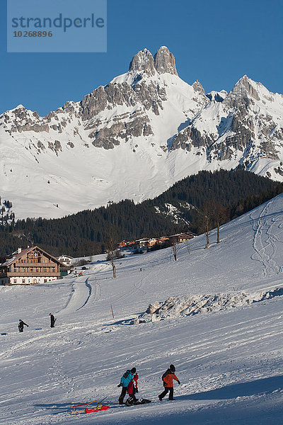 hinter Berg ziehen Hut Schlitten Berggipfel Gipfel Spitze Spitzen Alpen Wintersportort Österreich österreichisch