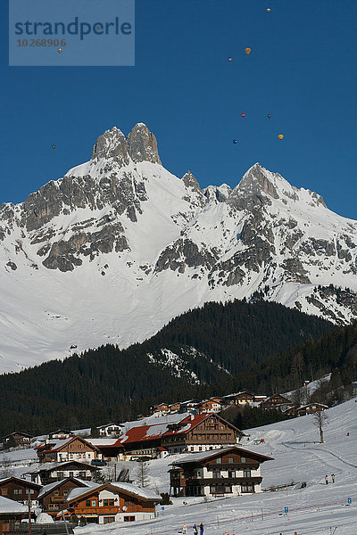 hoch oben Berg Wärme über Luftballon Ballon fließen Schnee Berggipfel Gipfel Spitze Spitzen Himmel Festival Österreich