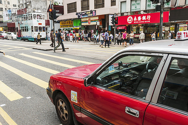 überqueren warten Straße beschäftigt Fußgängerüberweg rot Taxi Fußgänger China Hongkong
