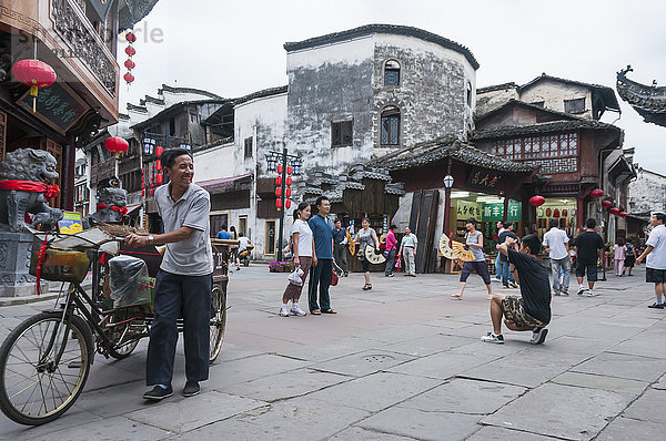 Tradition klein Architektur chinesisch Dorf Fußgänger China