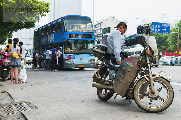 Fernverkehrsstraße Passagier Omnibus Taxi Motorrad China typisch bekommen Wuhan