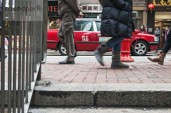Straße rot Taxi Fußgänger China Hongkong