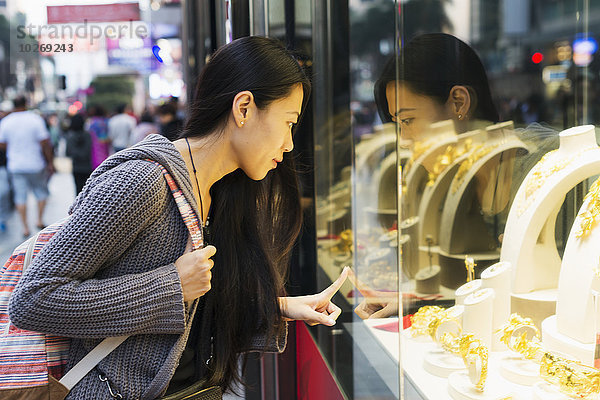 junge Frau junge Frauen Fenster Straße kaufen Handel Laden vorwärts China Hongkong