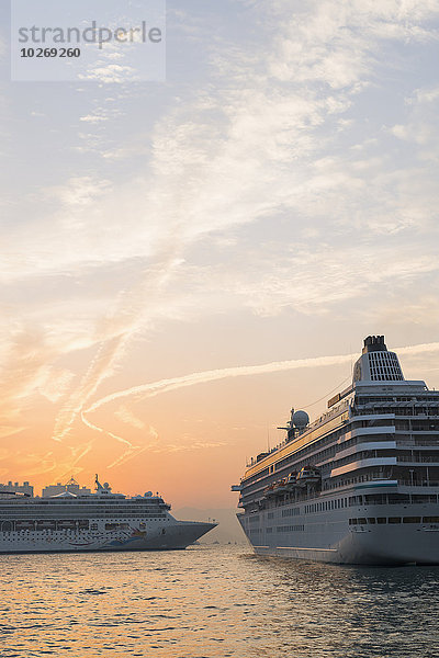 Hafen Sonnenuntergang Schiff Kreuzfahrtschiff China Hongkong