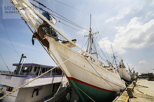 Segeln Hafen Tradition vertäut Schiff 2 Indonesien
