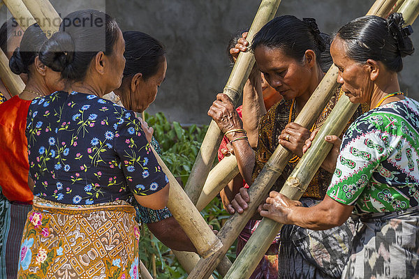 Frau Zeremonie Reis Reiskorn Begräbnis Indonesien
