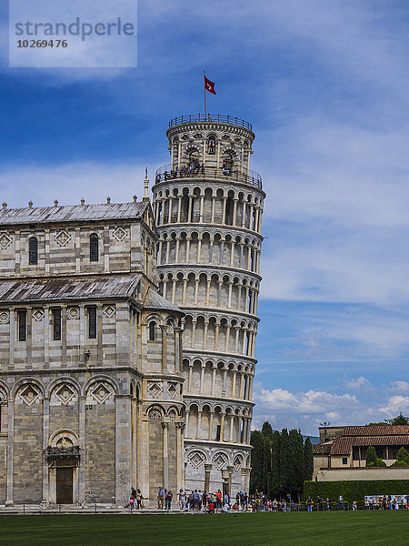 Der schiefe Turm von Pisa gipfelt hinter der Kathedrale an der Piazza del Duomo; Pisa  Italien
