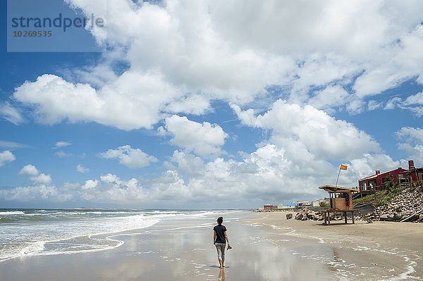 Frau gehen Strand nass halten Schuh Sand nackt Uruguay