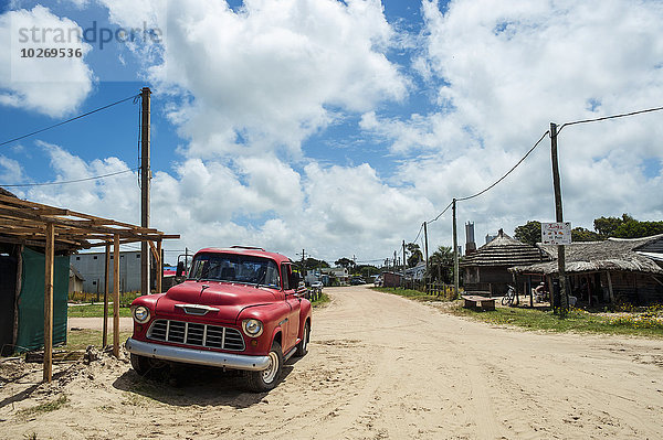 Fernverkehrsstraße Retro parken Sand Lastkraftwagen rot Uruguay