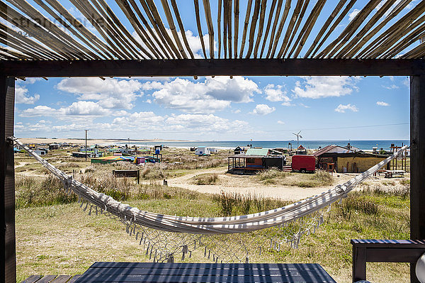 schattig Gebäude Küste unterhalb hängen Hängematte Vordach vorwärts Uruguay