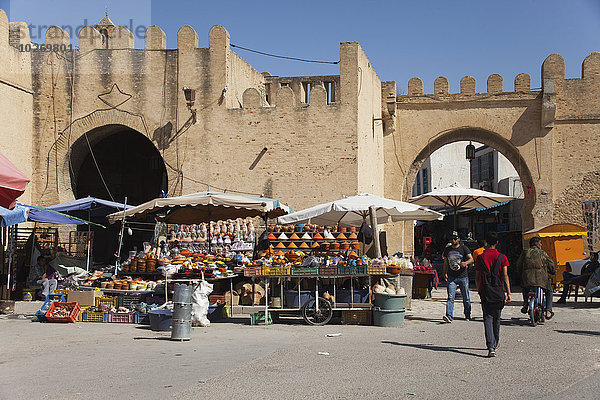 Messestand nebeneinander neben Seite an Seite Eingang Kairouan Kasbah Markt Tunesien