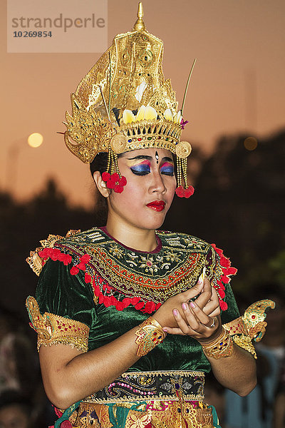 Brücken Position Brücke benutzen gestikulieren zeigen tanzen Tänzer Indonesien