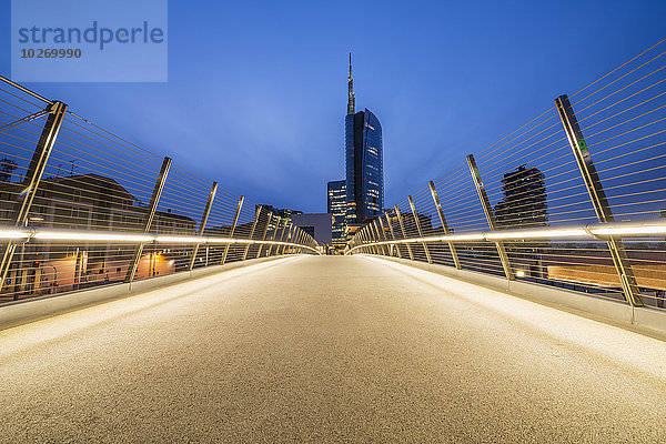 Ein Gehweg und Unicredit-Turm im Finanzviertel; Mailand  Lombardei  Italien