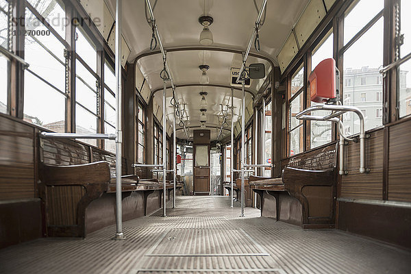 Innenraum einer Straßenbahn; Mailand  Lombardei  Italien