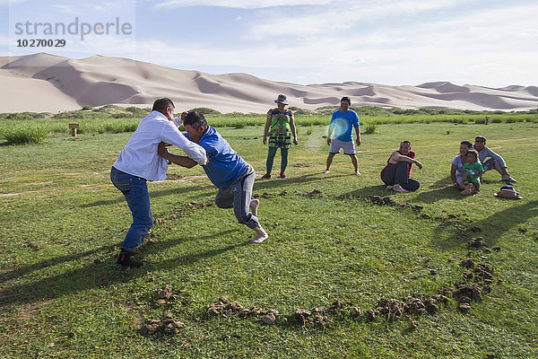 Mann Sand Ringen Düne Mongolei Oase