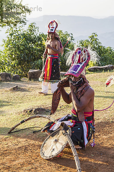 Mann Tradition Kampf Verpackung Kopfschmuck Stoff Kleidung Bambus Flores Indonesien Ritual umwickelt