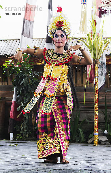 Brücken Position Brücke benutzen gestikulieren zeigen tanzen Tänzer Barong Indonesien