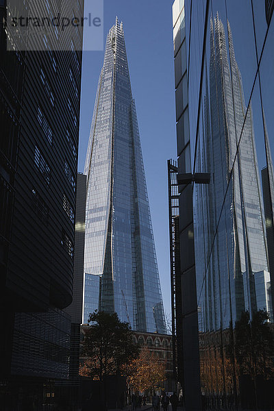 zwischen inmitten mitten nahe Gebäude London Hauptstadt Hochhaus Brücke Spiegelung Klavier Büro South Bank nähern Glasscherbe England neu