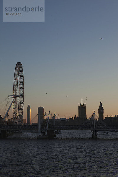 Die Themse in Zentral-London mit dem London Eye  Houses of Parliament  Big Ben und South Bank  einschließlich der Royal Festival Hall und Hayward Gallery; London  England