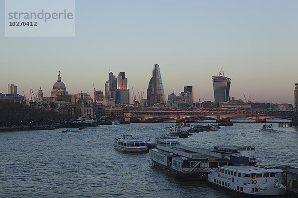 Finanzen London Hauptstadt Großstadt Hochhaus Fluss Kathedrale Themse St. Pauls Cathedral Ansicht Mittelpunkt Größe Ortsteil Abenddämmerung England neu