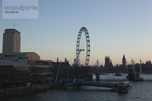 Die Themse in Zentral-London mit dem London Eye  Houses of Parliament  Big Ben und South Bank  einschließlich der Royal Festival Hall und Hayward Gallery; London  England
