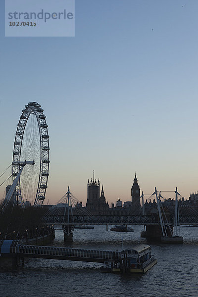 Die Themse in Zentral-London mit dem London Eye  Houses of Parliament  Big Ben und South Bank  einschließlich der Royal Festival Hall und Hayward Gallery; London  England