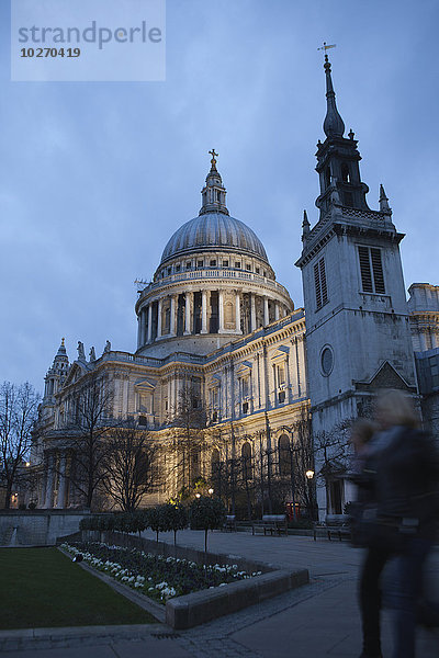 Mensch zwei Personen Menschen gehen London Hauptstadt Kathedrale Nostalgie St. Pauls Cathedral 2 Abenddämmerung England