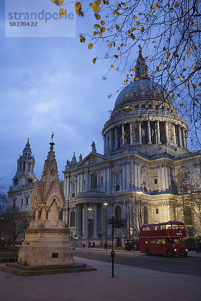 Denkmal Springbrunnen Brunnen Fontäne Fontänen London Hauptstadt Kathedrale St. Pauls Cathedral Omnibus rot Fokus auf den Vordergrund Fokus auf dem Vordergrund Richtung Führung Anleitung führen führt führend Abenddämmerung England Zierbrunnen Lawrence