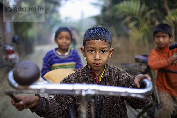 Junge - Person jung Fahrrad Rad Bangladesh