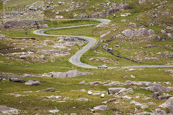 Biegung Biegungen Kurve Kurven gewölbt Bogen gebogen Felsen Landschaft Fernverkehrsstraße Gras Irland