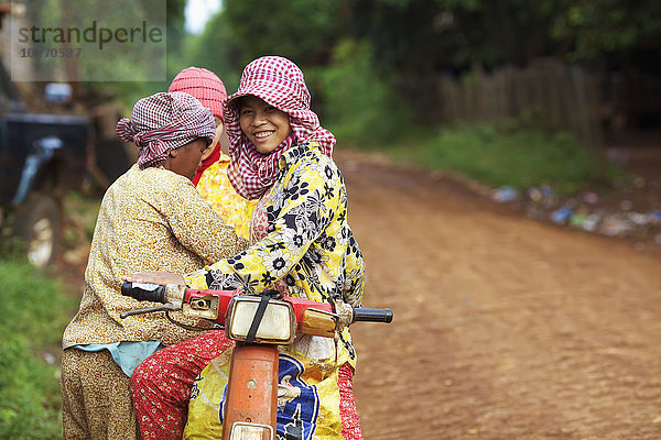 Frauen auf einem Motorrad; Mondulkiri  Kambodscha