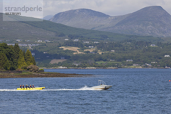 ziehen Banane fahren See Boot aufblasen Kerry County Irland Kenmare mitfahren