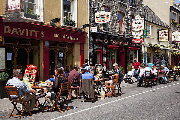 Außenaufnahme sitzend Restaurant Kunde Terrasse Kerry County Irland Kenmare
