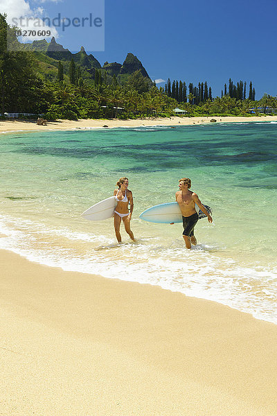 Pärchen im Wasser mit Bodyboards; Kauai  Hawaii  Vereinigte Staaten von Amerika