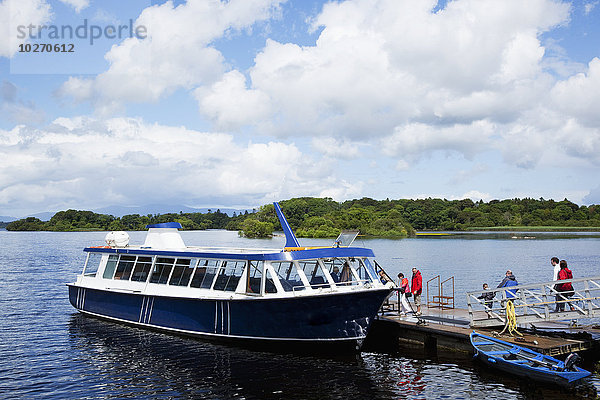 Passagiere an Bord eines Ausflugsbootes auf einem See; Killarney  County Kerry  Irland