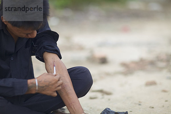 Heroinabhängiger injiziert; Phnom Penh  Kambodscha