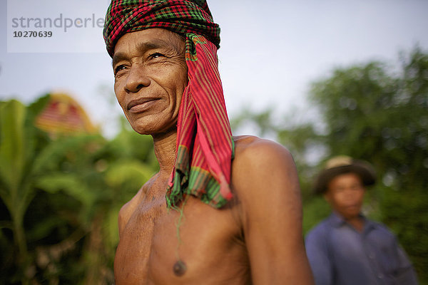 Mann  der eine Krama trägt; Battambang  Kambodscha