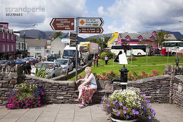 Bunte Gebäude und Blumen schmücken ein Stadtgebiet; Sneem  County Kerry  Irland