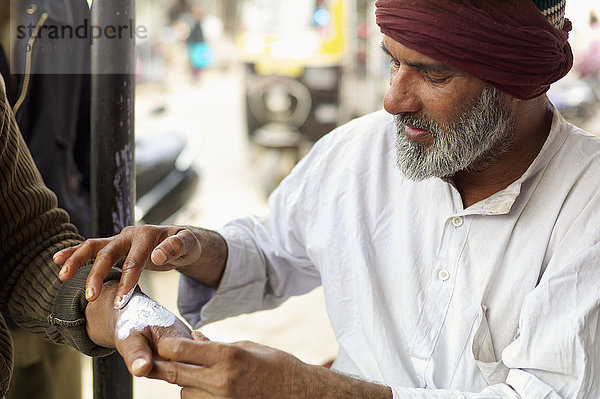 Straßenmedien wenden Medizin an; Jodhpur  Rajasthan  Indien