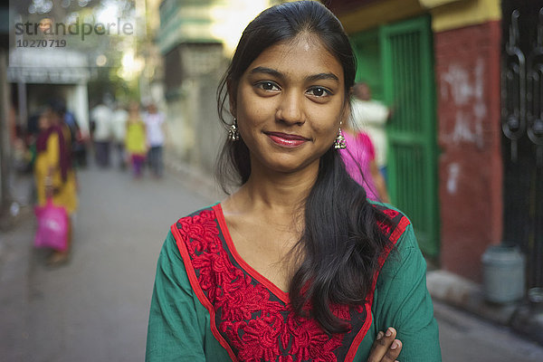 Porträt einer jungen Frau; Kolkata  Westbengalen  Indien