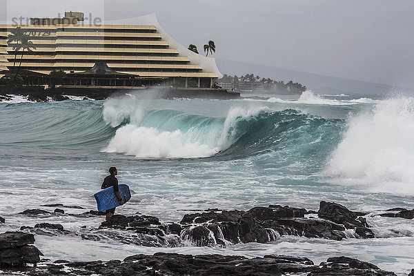 Surfer  der große Wellen in der Nähe des Royal Kona Resort beobachtet; Kailua-Kona  Insel Hawaii  Hawaii  Vereinigte Staaten von Amerika