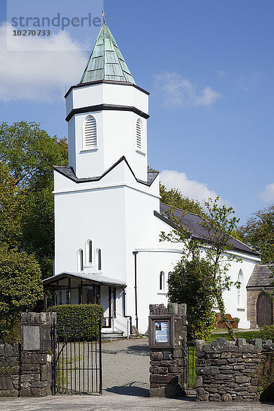 Weißes Kirchengebäude mit Kirchturm; Sneem  Grafschaft Kerry  Irland