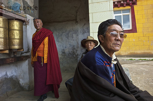 Tibetische Männer in einem Tempel; Garze  Sichuan  China