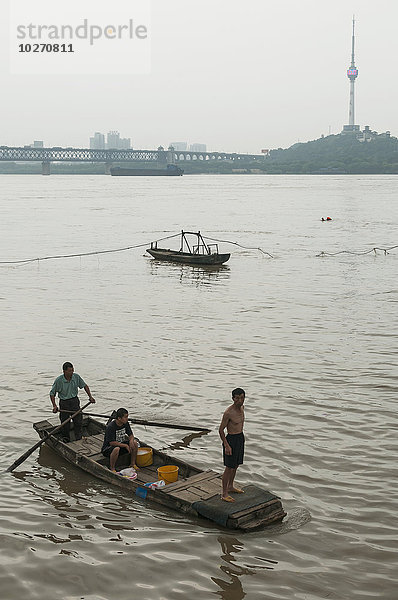 Menschen in einem kleinen Boot auf dem Jangtse-Fluss; Wuhan  Provinz Hubei  China
