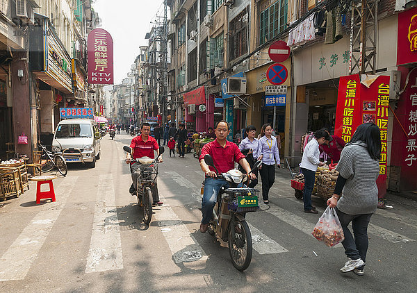Radfahrer und Fußgänger auf dem traditionellen Straßenmarkt; Xiamen  Provinz Fujian  China