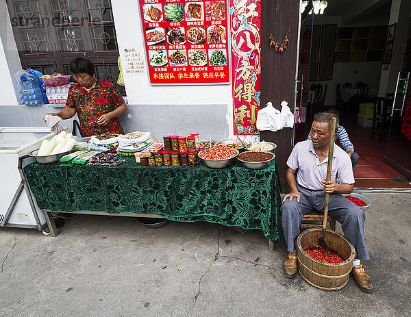 Mann beim Zerkleinern von Peperoni  Hongcun  Anhui  China