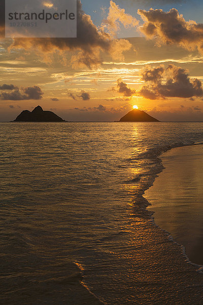Sonnenuntergang am Lanikai Beach  mit den Mokuluas Inseln im Hintergrund; Oahu  Hawaii  Vereinigte Staaten von Amerika